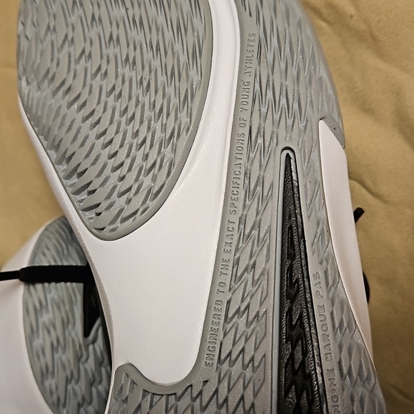 Nike FUTURECRT Youth Court Shoes  Size: 3 1/2 NWOT - Picture 13 of 13